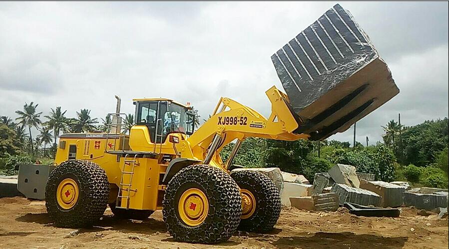 Large forklift loader parking and starting ability demonstration, a great challenge!